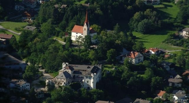 Casteldarne, il castello e la chiesa parrocchiale