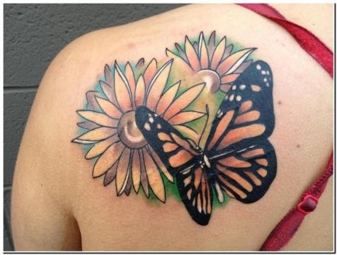 Tatuagem Feminina Borboleta e Flores.