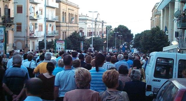 Caltanissetta, la folla segue la processione della Madonna Assunta