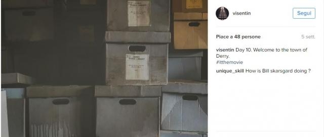 IT 2017, gli scatoloni contenenti i libri per la scena della biblioteca