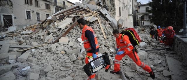 Soccorsi in azione ad Arquata del Tronto (ph. AP)
