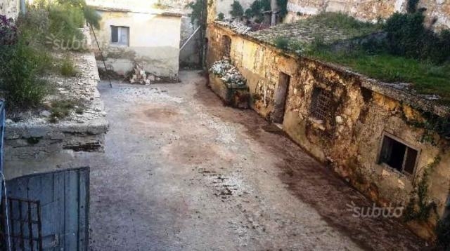 Castello Aragonese in vendita (Subito.it)