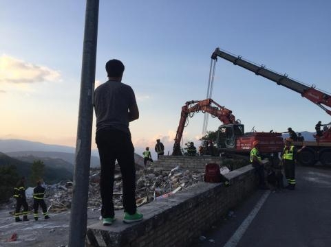 Ad Amatrice si continuano a cercare i dispersi