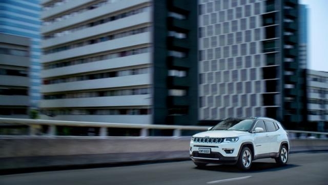 Vista frontale della nuova Jeep