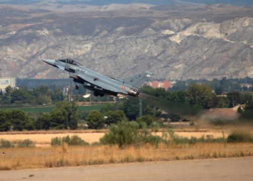 Con poscombustión encendida un EF-2000 despega a máxima fuerza