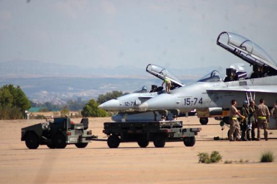 En tierra los técnicos se ufanan en cargar misiles Maverick en los F-18