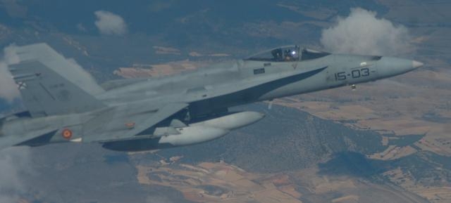 F-18 en vuelo de vuelta de una misión de bombardeo