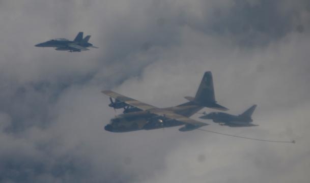 Los F-18 y EF-2000 vuelan en paralelo al Hércules para repostar en el aire