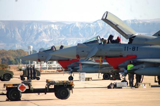 Tras equiparlos bombas GBU los técnicos culminan la preparación de los EF-2000