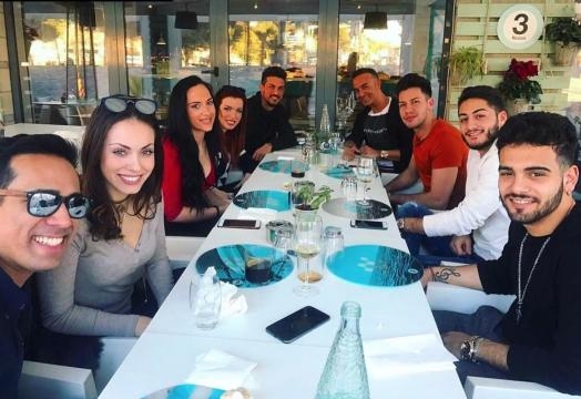 Manuel Cortes Bollo y Niedziela muy juntos en el restaurante de Luis Rollan