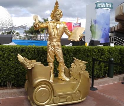 Living statues delight guests at the festival. (Photo by Barb Nefer)