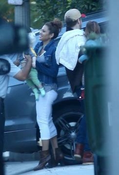 Eva Mendes e Ryan Gosling con figlie (Credits: radaronline.com)