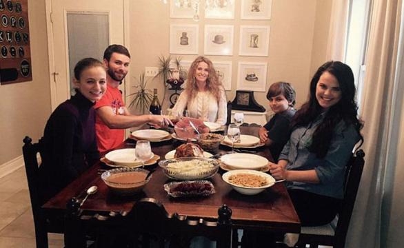 Cara Brookins con la sua famiglia in cucina