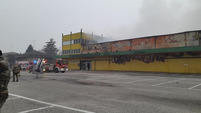 Pompieri in azione all'esterno del capannone