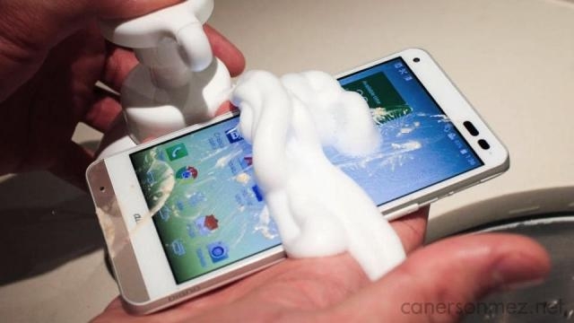 Rafre e la schiuma sul display