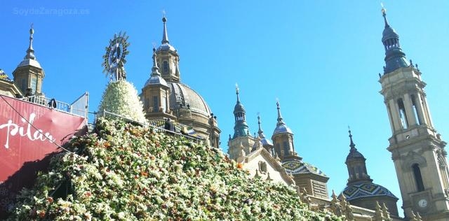 Vista trasera de la virgen del Pilar y su basílica.