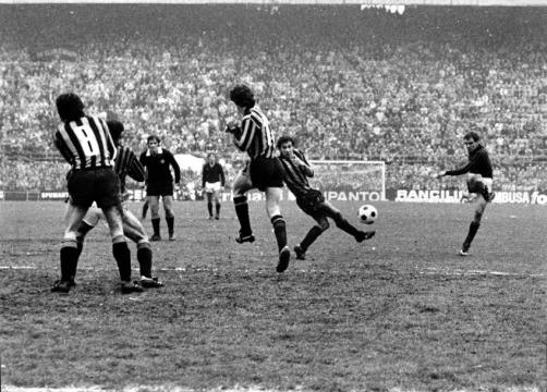 Il tiro dal limite di Walter De Vecchi che consegna il pareggio al Milan nel derby del 18 marzo 1979