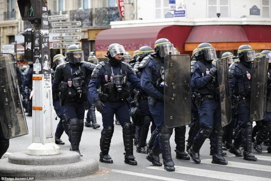 Left-wing groups riot in Paris over Macron's policies | Daily Mail ... - dailymail.co.uk