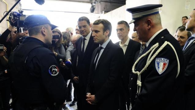 Macron s'en prend aux propositions de Fillon sur la sécurité et ... - rfi.fr