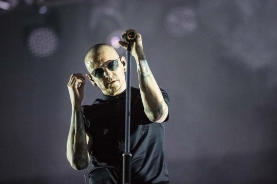 Linkin Park le rindió un emotivo tributo a Chester Bennington ... - eonline.com