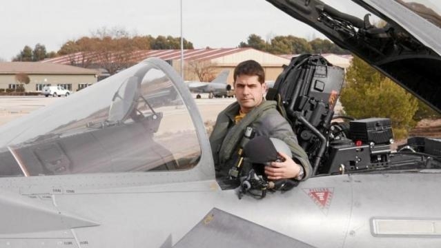 El capitán Aybar posando a bordo de su Eurofighter en la base de Los Llanos