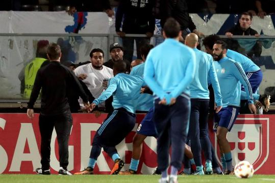 Foot OM - OM : Evra et des joueurs se battent avec les supporters ... - foot01.com