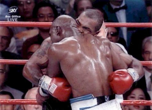 Mike Tyson stacca l'orecchio al'avversario