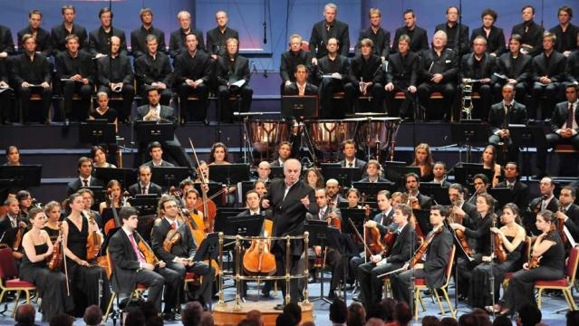 Daniel Barenboim conduciendo la orquesta