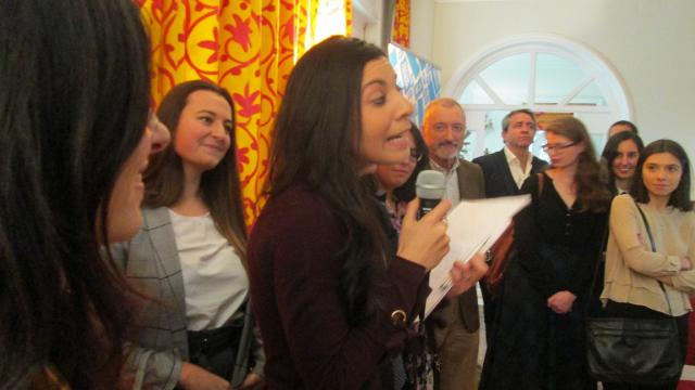 Aïda El Aissaoui, estudiante en Granada, anunciando el premio.