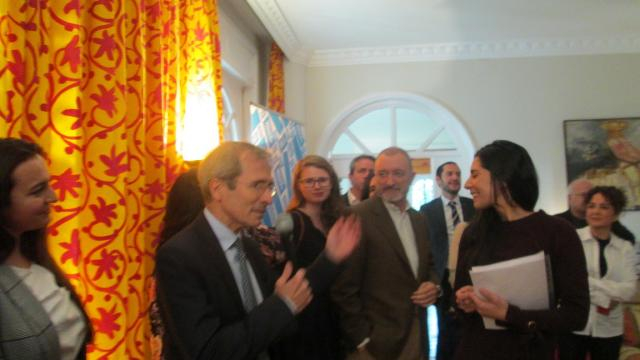 El embajador de Francia en España, Yves Saint-Geours y el escritor y periodista Arturo Pérez Reverte