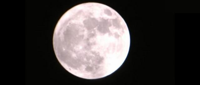 Un'immagine suggestiva della Luna