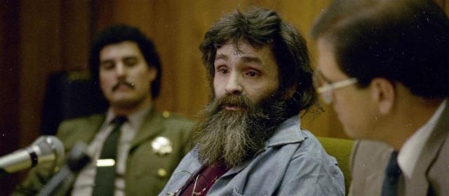 Le tueur en série Charles Manson retourne en prison - Gala - gala.fr