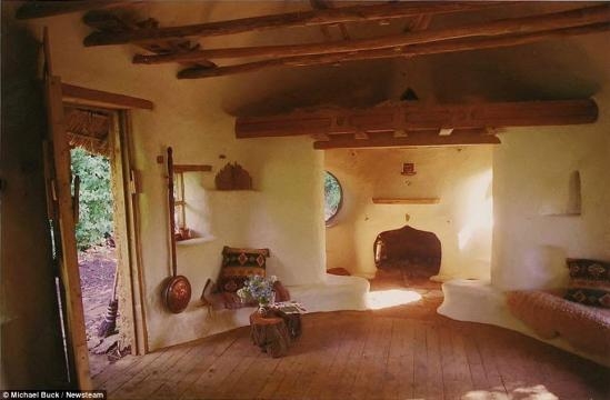 Avec seulement 200 euros un retraité construit cette adorable maison style hobbit