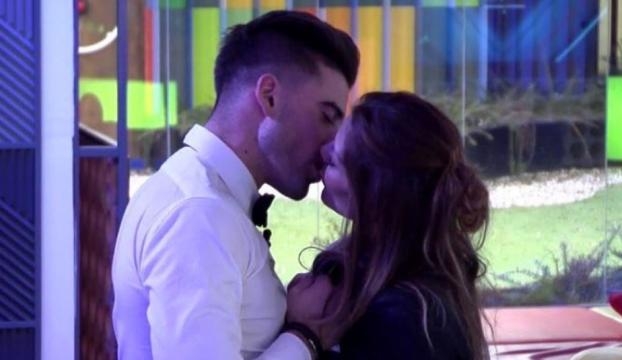 el gran beso más esperado y menos deseado de la edición
