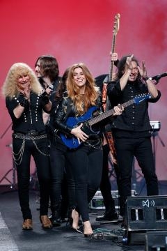 Juana Martín con el grupo de rock andaluz Medina Azahara.