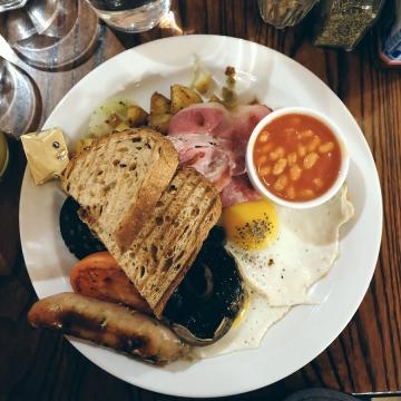 The Full Monty, Plato que consiste en huevos, bacon, tomates, patatas, morcilla y alubias