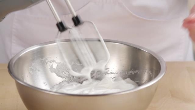 acquafaba montata a neve con fruste elettriche