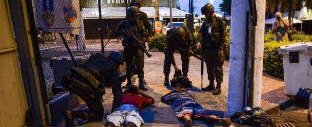 L'arrivo dei militari del governo non placa le scorribande.