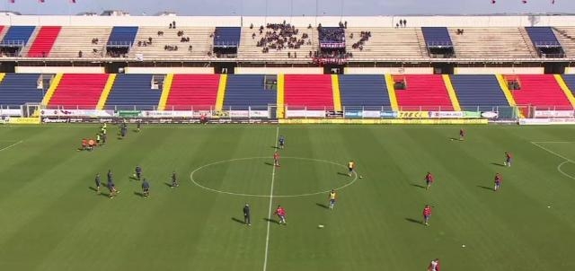 Squadre in campo per il riscaldamento.