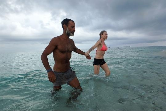 Paola Barale e Raz Degan insieme all'Isola dei Famosi 12.