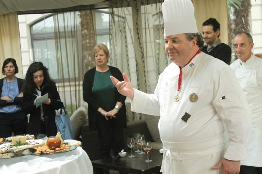 Lo chef Julien durante l'appuntamento Apperò....il Québec!