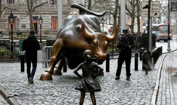 Piden con firmas mantener escultura de niña que desafía a toro de ... - com.ni