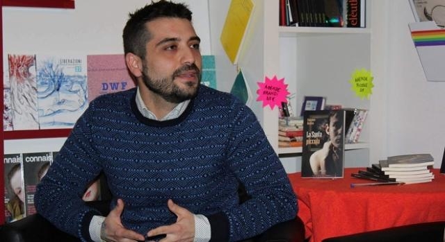Vincenzo Restivo e la copertina del libro.