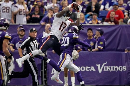 Alshon Jeffery Reaching Randy Moss-level with Latest Catch (GIF) - stripehype.com