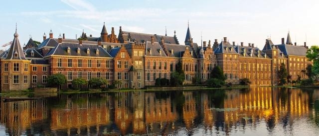 Suggestiva veduta del Binnenhof, sede del parlamento olandese a L'Aja