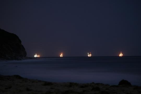 Oil rigs off the coast of Santa Barbara, California / DieselDemon, Flickr CC BY-SA 2.0