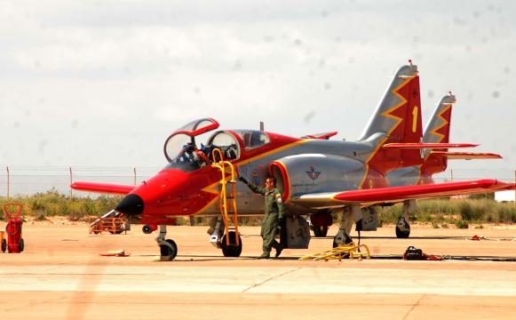 Comprobando el C-101 antes de despegar a una exhibición.