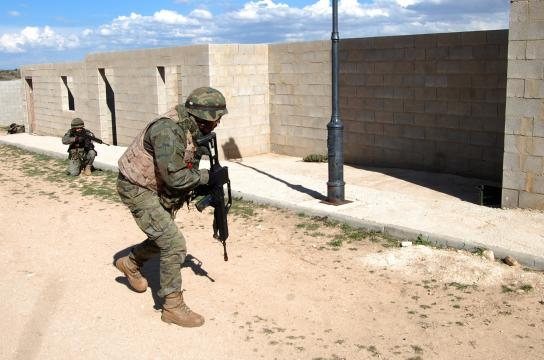 Artefacto sospechoso de ser una bomba trampa localizado en una esquina.