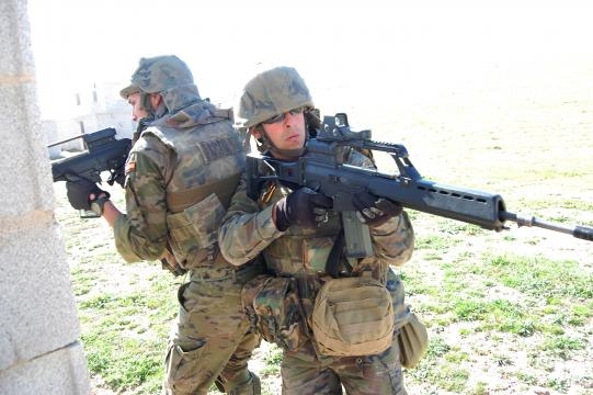 Asalto a una población se avanza cubriéndose espalda con espalda.