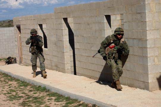 Con sigilo los zapadores se acercan a desactivar la bomba trampa.